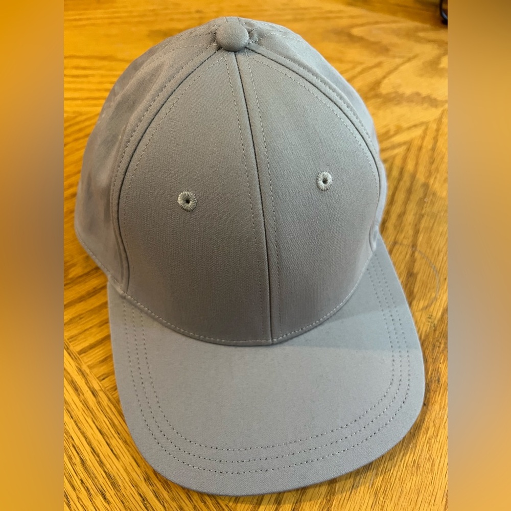 Grey Lululemon snap back hat